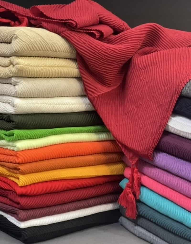 شال نخی قیمت مناسب از پارچه سبک برای استفاده روزمره و همیشگی